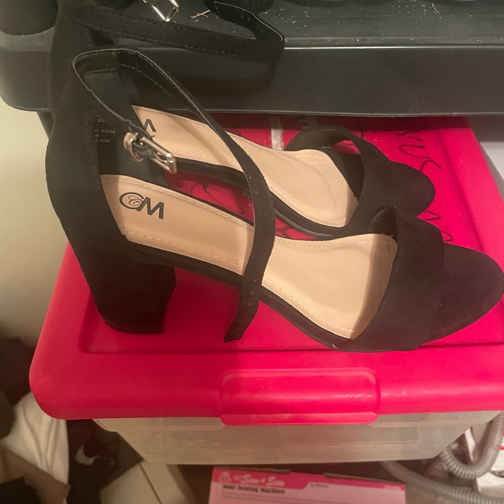 Ladies black WO Ankle strap sandals size 8 very nice new